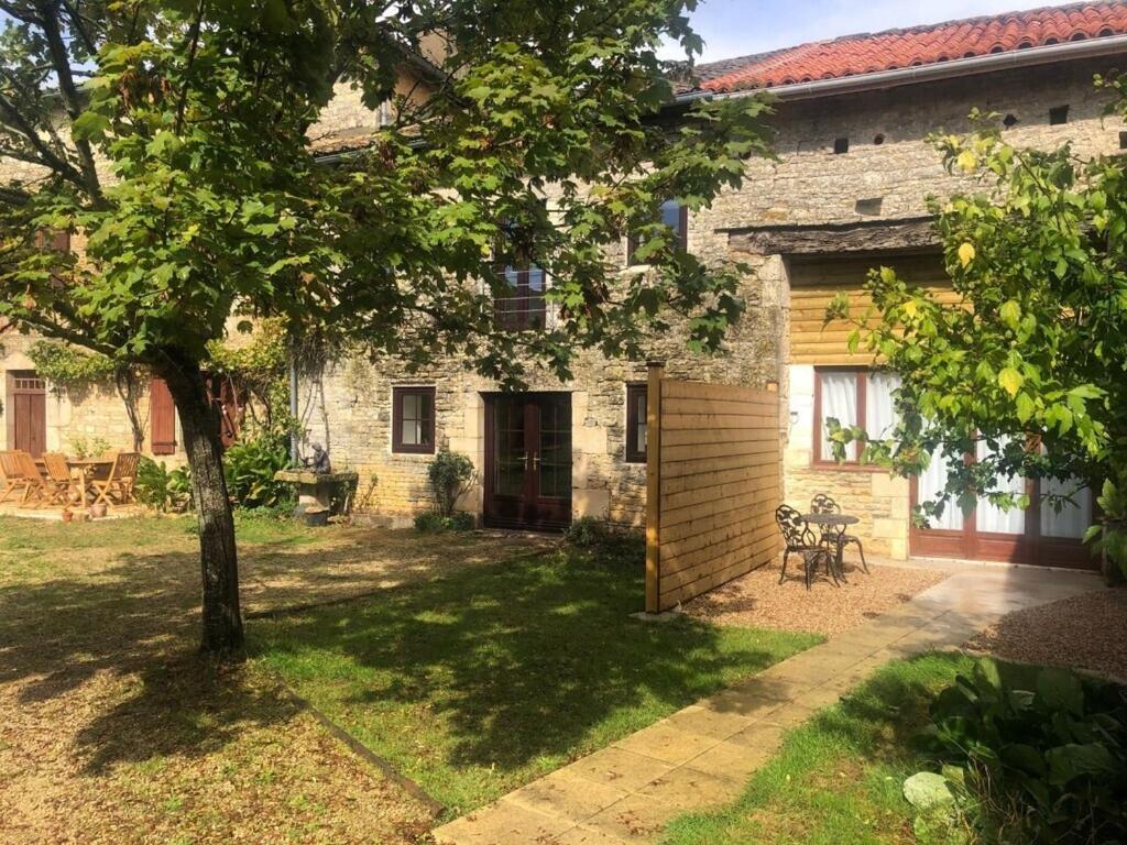 Blacksmiths Cottage In Blanzay - 3 Beds 外观 照片