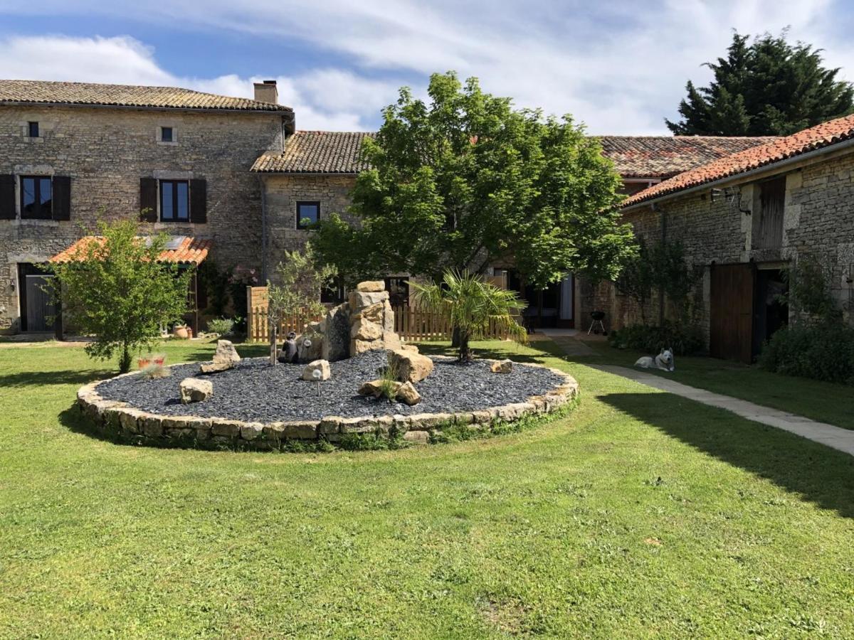Blacksmiths Cottage In Blanzay - 3 Beds 外观 照片